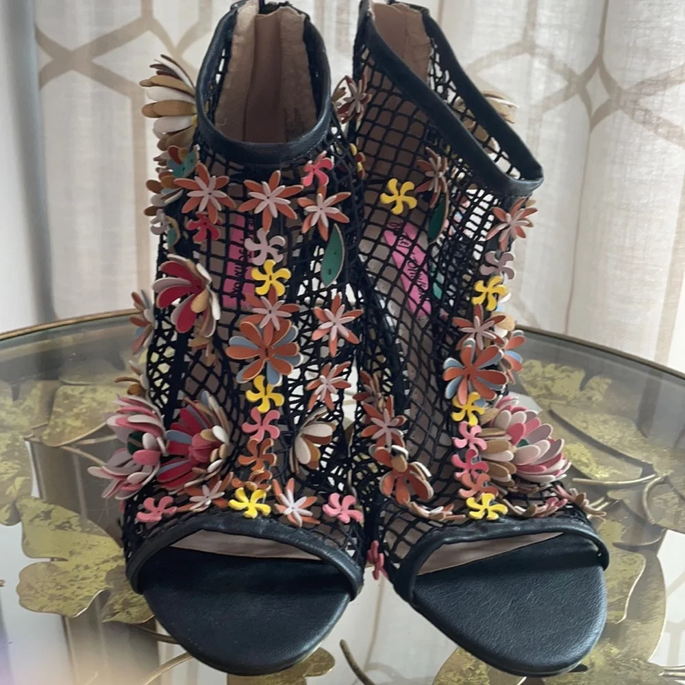 COPY - Betsey Johnson open toed heels with 3D flowers NWT size 6.5 - Picture 1 of 4